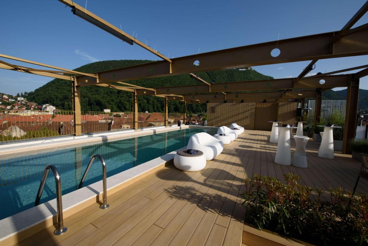 Radisson Blu Aurum Hotel, Braszów Zewnętrze zdjęcie The rooftop pool at the Hotel