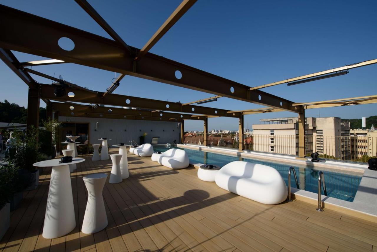Radisson Blu Aurum Hotel, Braszów Zewnętrze zdjęcie The rooftop pool at the Hotel