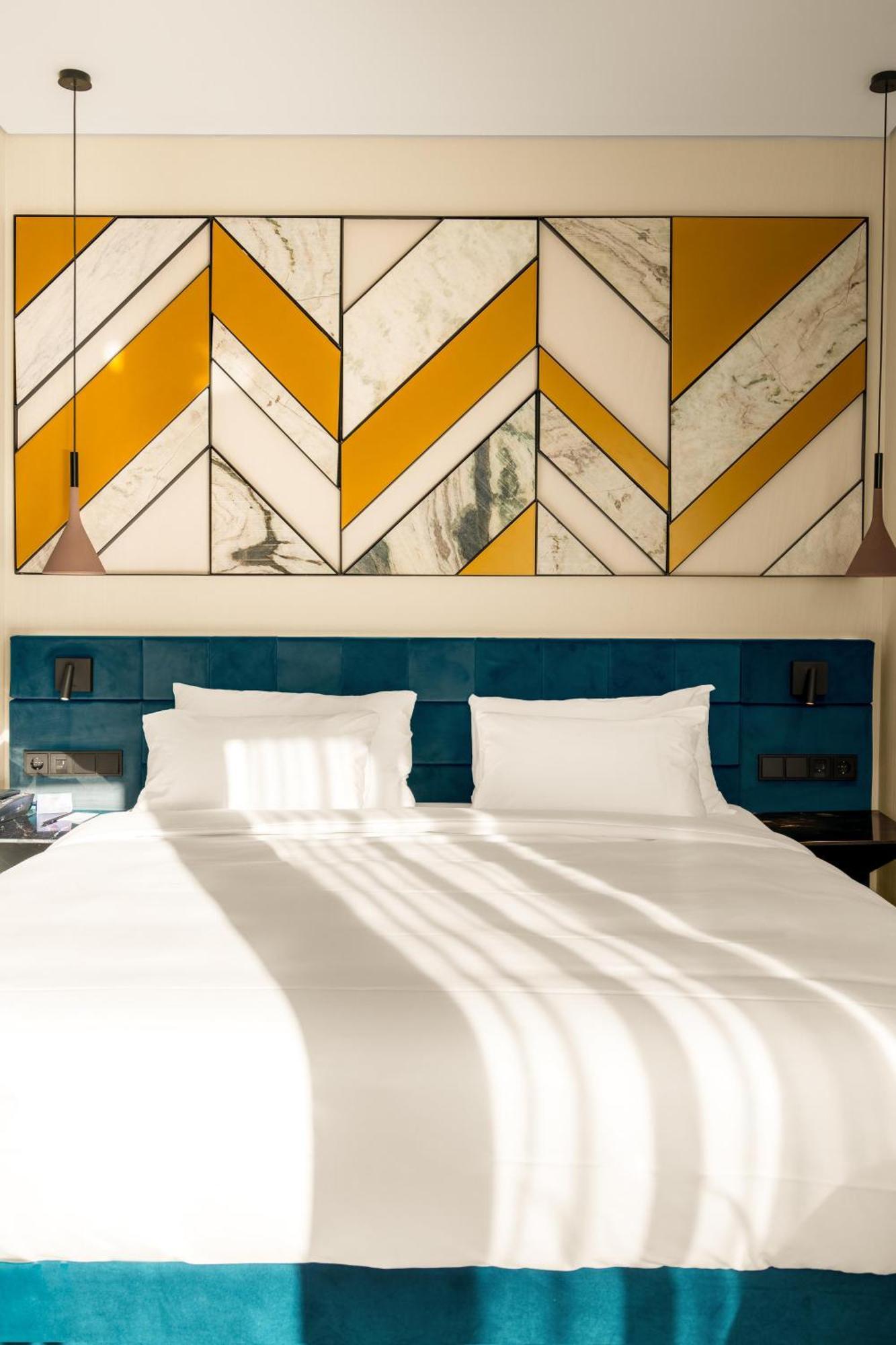 Radisson Blu Aurum Hotel, Braszów Zewnętrze zdjęcie A bed with two pillows