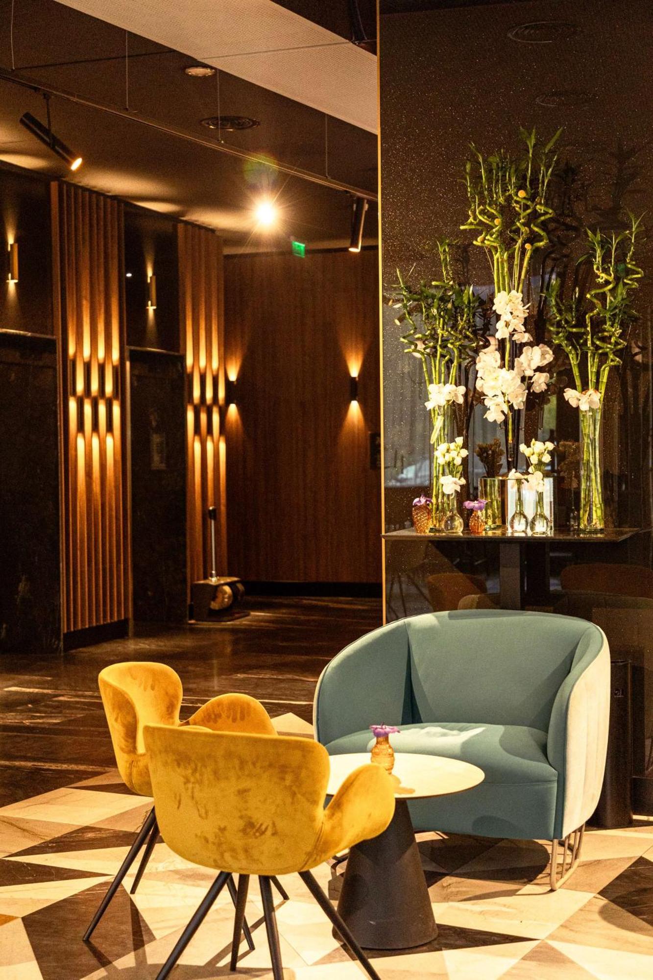 Radisson Blu Aurum Hotel, Braszów Zewnętrze zdjęcie The lobby of the hotel